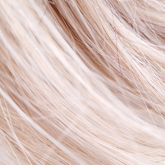 Adult salon quality blond wig ,synthetic hair - Picture 2 of 13